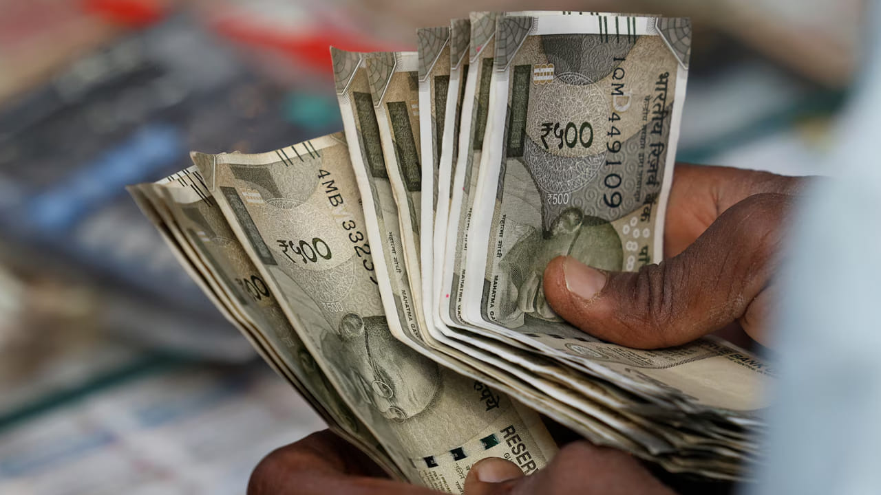  Bank Deposit: బ్యాంక్ ఆఫ్ బరోడా తన కస్టమర్లకు వివిధ కాలపరిమితి గల ఫిక్స్‌డ్ డిపాజిట్ (FD) పథకాలపై 3.50% నుండి 7.05% వరకు వడ్డీ రేట్లను అందిస్తుంది. ఈ ప్రభుత్వ రంగ బ్యాంకులో కనీసం 7 రోజుల నుండి గరిష్టంగా 10 సంవత్సరాల కాలపరిమితి వరకు FDలను తెరవవచ్చు. సురక్షితమైన పెట్టుబడి, హామీ ఇచ్చిన రాబడిని కోరుకునే పెట్టుబడిదారులకు ఇది సరైన ఎంపిక.