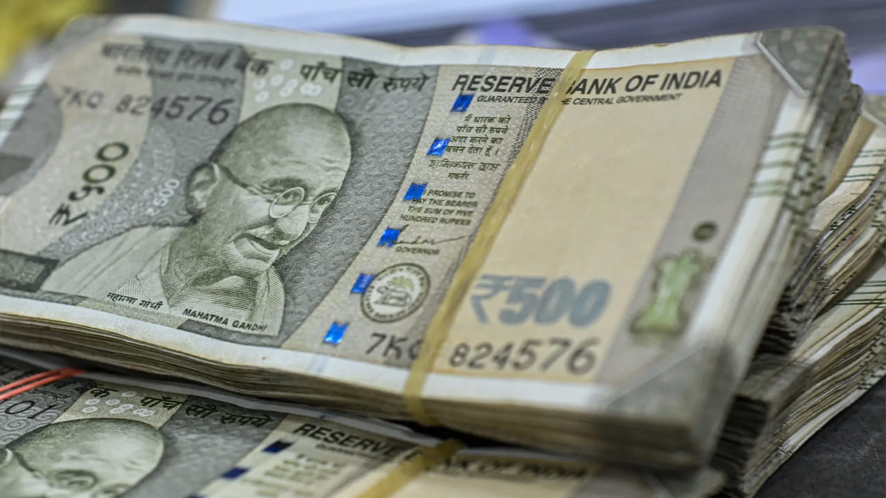  అంతేకాకుండా బ్యాంకు 444 రోజుల ప్రత్యేక 'బాబ్ స్క్వేర్ డ్రైవ్ డిపాజిట్ పథకం' కూడా ప్రజాదరణ పొందింది. ఈ పథకంలో సాధారణ పౌరులకు 6.45%, సీనియర్ సిటిజన్లకు 6.95%, సూపర్ సీనియర్ సిటిజన్లకు 7.05% వరకు వడ్డీ అందిస్తోంది.