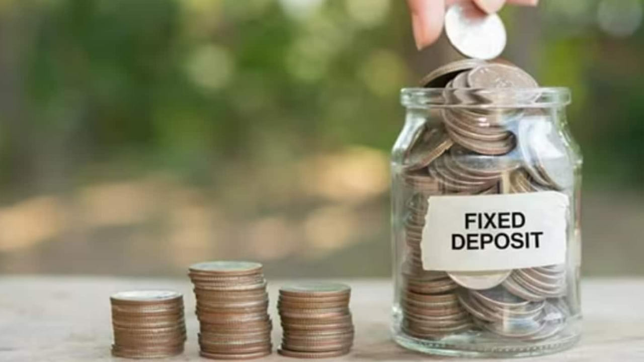  సీనియర్ సిటిజన్లకు అదే కాలపరిమితి, మొత్తం మెచ్యూరిటీ సమయంలో సుమారు రూ.1,40,784 ఇస్తుంది. ఇందులో రూ.40,784 వడ్డీ కూడా ఉంటుంది. సూపర్ సీనియర్ సిటిజన్లకు 7.00% వడ్డీ రేటుతో 5 సంవత్సరాల తర్వాత మొత్తం రూ.1,41,478 ఉంటుంది. అంటే రూ.41,478 స్థిర వడ్డీ అవుతుంది.