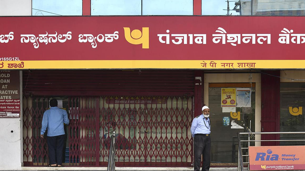 హోలీ సందర్భంగా ఇవాళ మహారాష్ట్ర, మధ్యప్రదేశ్, ఉత్తరాఖండ్, అస్సాం, తెలంగాణ, రాజస్థాన్, పశ్చిమ బెంగాల్, ఉత్తరప్రదేశ్, గోవా, బీహార్, జార్ఖండ్, కేరళ, ఏపీలో బ్యాంకులు మూతపడ్డాయి. మార్చి 4న హోలీ రెండో రోజు కూడా పలు రాష్ట్రాల్లో బ్యాంకులు మూసివేయనున్నారు. ఇక మార్చి 8న ఆదివారం బ్యాంకులు యథావిధిగా మూతపడతాయి.