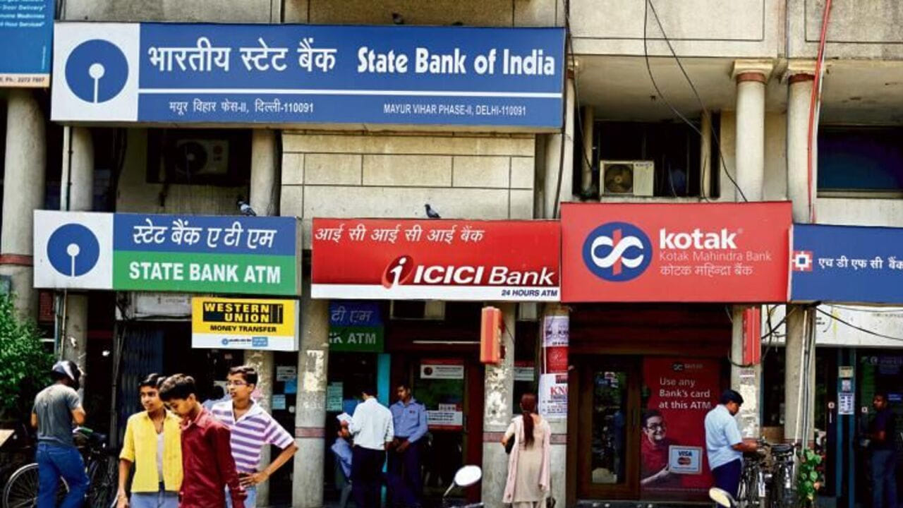 నేషనల్ హాలీడేస్, రాష్ట్ర, ప్రాంతీయ సెలవులను బట్టి బ్యాంక్ సెలవులు మారుతూ ఉంటాయి. ఉగాది సందర్బంగా తెలుగు రాష్ట్రాలతో పాటు గుడి పడ్వా వేళ మార్చి 19వ తేదీన పలు రాష్ట్రాల్లో బ్యాంకులు మూతపడనున్నాయి. బ్యాంకులకు వెళ్లేటప్పుడు మూసివేస్తారా..? లేదా తెరిచి ఉంటాయా? అనేది వినియోగదారులు తెలుసుకోవాల్సిన అవసరముంది.