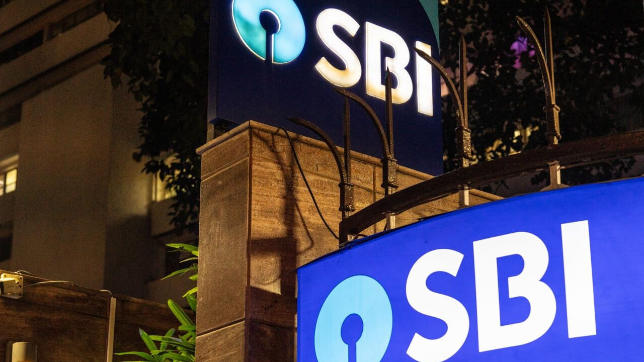 దేశంలోనే అతిపెద్ద బ్యాంక్ అయిన ఎస్‌బీఐ మాత్రం 2020 నుంచే మినిమమ్ బ్యాలెన్స్ జరిమానాలను పూర్తిగా ఎత్తేసింది. దీంతో కస్టమర్లకు భారీ ఊరట కలిగింది. ఆ సందర్బంగా బ్యాంకులు పారదర్శకంగా, నిబంధనలకు అనుగుణంగానే ఈ ఛార్జీలు వసూలు చేయాలని నిర్మలా సీతారామన్ తెలిపారు.