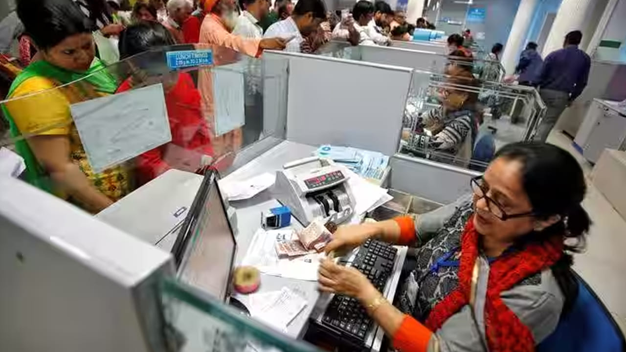 అయితే బ్యాంకులు మూతపడ్డా కూడా ఆన్ లైన్, మొబైల్ బ్యాంకింగ్ సేవలు యథాతధంగా పనిచేస్తాయి. ఇక యూపీఐ, ఏటీఎం సేవలు కూడా ఎప్పటిలాగే పనిచేస్తాయి. చెక్కుల క్లియరెన్స్ సేవలు నిలిచిపోతాయి. ఇక బ్రాంచ్ సర్వీసులన్నీ నిలిచిపోతాయని చెప్పవచ్చు.