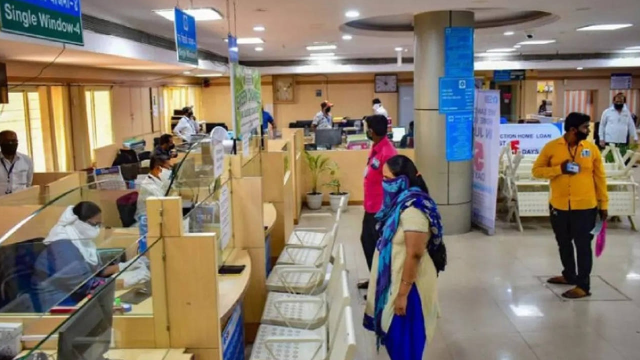 మార్చి 13న మిజోరంలో చాప్చార్ కుట్ సందర్భంగా బ్యాంకులు మూతపడనున్నాయి. ఇక మార్చి 19న ఉగాది సందర్భంగా ఏపీ, తెలంగాణ, కర్ణాటక, తమిళనాడు, మిజోరం, మహారాష్ట్రలో బ్యాంకులు క్లోజ్ చేయనన్నారు. ఇక మార్చి 20న రంజాన్ సందర్భంగా బ్యాంకులు బంద్ కానున్నాయి.
