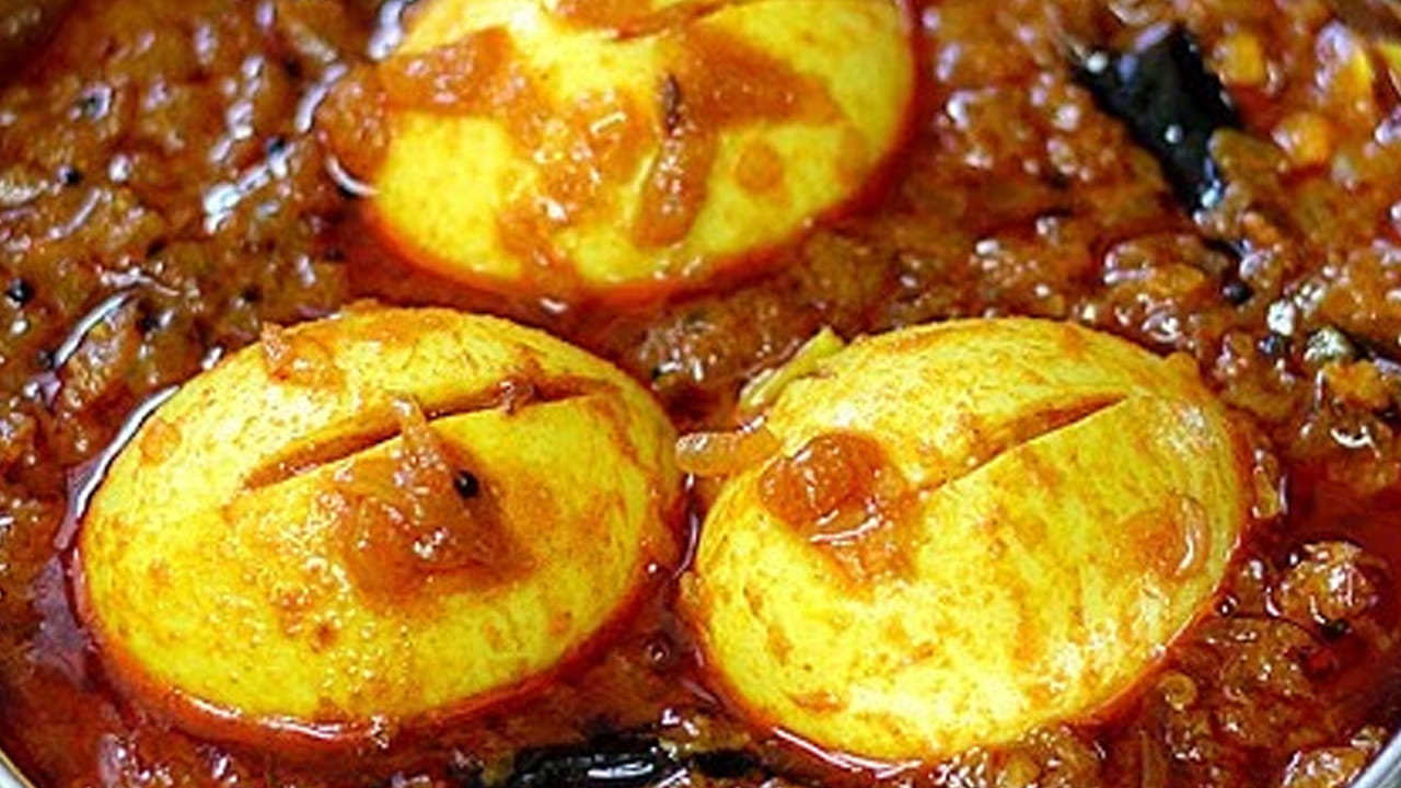 ముందుగా బీరకాయలను తీసుకుని శుభ్రంగా క్లీన్ చేసి చిన్న ముక్కలుగా కట్ చేసుకుని ప్లేట్ లో పెట్టుకోవాలి. ఇక్కడ ఒక విషయం బాగా గుర్తు పెట్టుకోండి. ముక్కలు బాగా మగ్గనివ్వండి.