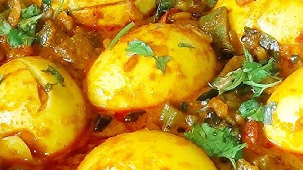 ఇక ఇప్పుడు గ్యాస్ పొయ్యి వెలిగించి, స్టవ్ మీద పాన్ పెట్టి ఒక టేబుల్ స్పూన్ ఆయిల్ వేసి అది వేడయ్యాక బీరకాయ ముక్కలు వేసి బాగా వేయించుకోవాలి.