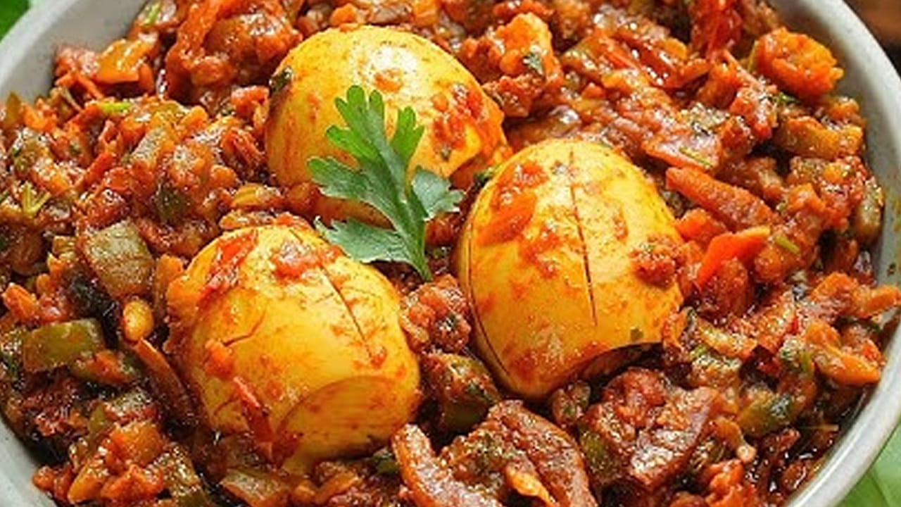 ఇప్పుడు అదే పాన్ లో మూడు టేబుల్ స్పూన్లు ఆయిల్ వేసి, ఉల్లిపాయ ముక్కలను వేసి బాగా వేయించాలి. దానిలో బీరకాయ ముక్కలు
,దానిలో ఉడికించిన ఎగ్స్ వేసి రెండు గ్లాస్ లు నీళ్లు పోసి పది నిమిషాలు పాటు మూత పెట్టి బాగా ఉడికించాలి.