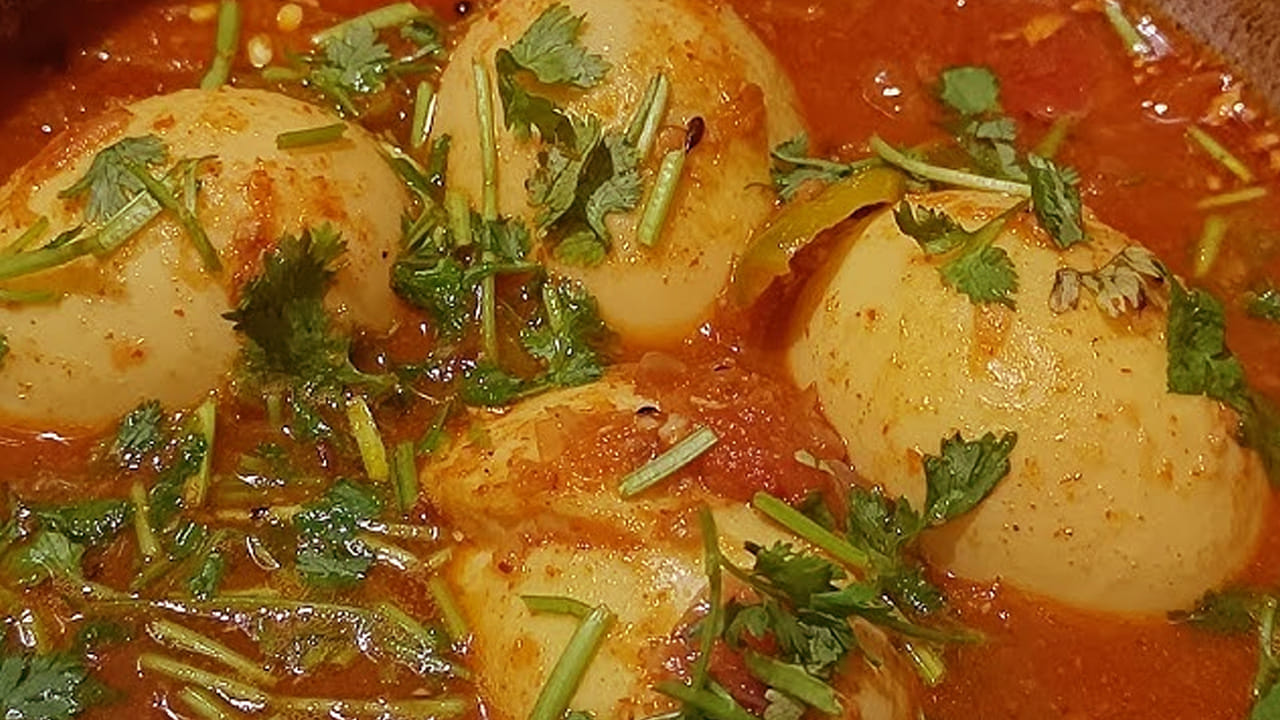  కావాల్సిన పదార్థాలు : 500 గ్రాములు, రెండు పెద్ద ఉల్లిపాయలు, ఒక టేబుల్ స్పూన్ అల్లం వెల్లుల్లి పేస్ట్,  ఒక టేబుల్ స్పూన్ కారం, అర టీ స్పూన్ పసుపు, నాలుగు కోడిగుడ్లు ,  పచ్చిమిర్చి,  టొమాటో ముక్కలు,  ఒక టేబుల్ స్పూన్ ధనియాల పొడి,  మసాలా,  3 టేబుల్ స్పూన్స్ నూనె, రుచికి  తగినంత ఉప్పును తీసుకోవాలి.
