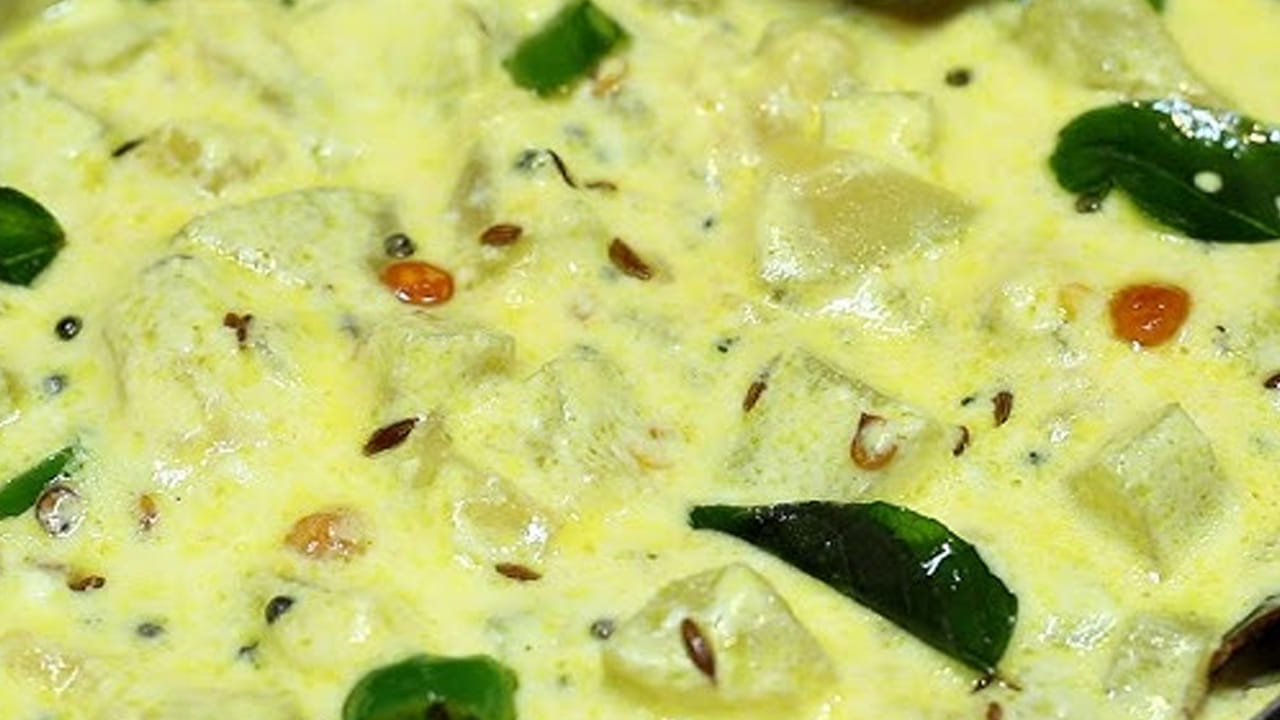 ముందుగా బీరకాయ పైనున్న తొక్కను తీసి వాటిని కడిగి చిన్న చిన్న ముక్కలుగా కట్ చేసుకుని పక్కన పెట్టుకోవాలి. ఇక ఇప్పుడు ఒక గిన్నె లేదా గ్లాస్ లో పెరుగును తీసుకుని, దానిలో నీళ్లు పోసి మజ్జిగలా చేసుకుని పక్కన పెట్టుకోవాలి.