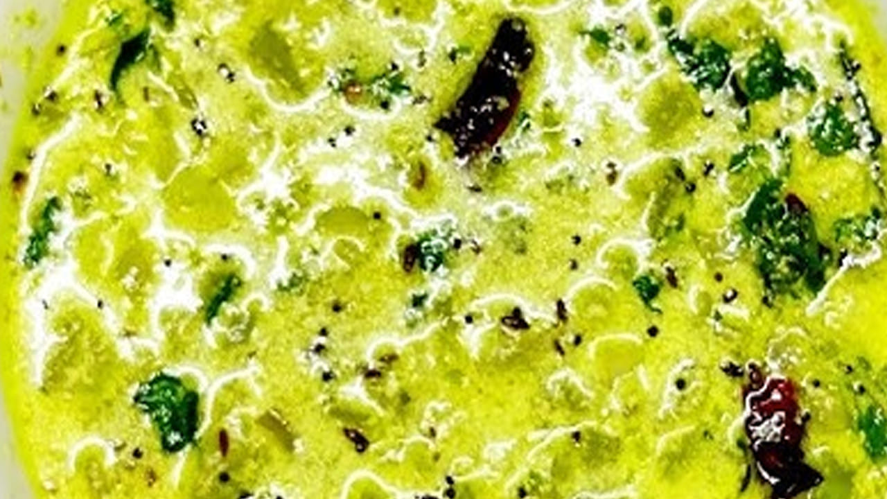 ఇప్పుడు స్టవ్ వెలిగించి ఒక పాత్రలో బీరకాయ ముక్కలు, కొద్దిగా నీరు, అర టీ స్పూన్ పసుపు, కొద్దిగా ఉప్పు వేసి వాటిని బాగా ఉడికించాలి. ముక్కలు బాగా ఉడికిన తర్వాత దానిలో మజ్జిగను పోసి, మీడియం మంటపై వాటిని మరిగించాలి.