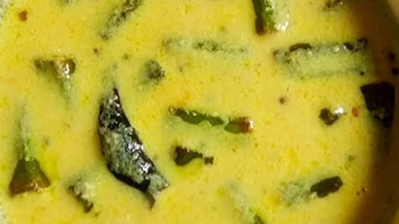 ఇప్పుడు మళ్ళీ వేరే పాన్ తీసుకుని చిన్న పాన్ లో కొద్దిగా ఆయిల్ వేసి, అర టీ స్పూన్ ఆవాలు, అర టీ స్పూన్ జీలకర్ర, దానిలో ఎండుమిర్చి, నాలుగు కరివేపాకు, 4 పచ్చిమిర్చి, కొద్దిగా అల్లం పేస్ట్ వేసి పోపు పెట్టాలి .