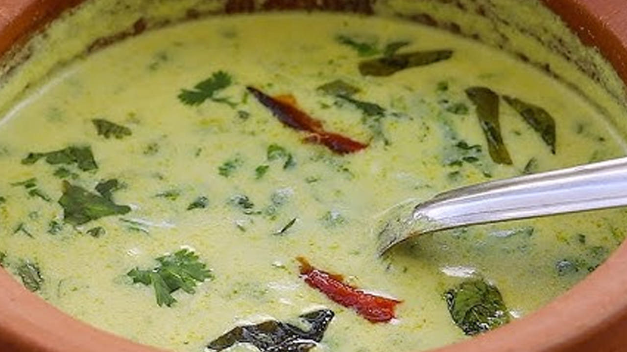 కావాల్సిన పదార్దాలు : బీరకాయలు, మజ్జిగ, రుచికి సరిపడా ఉప్పు, కారం, అర టీ స్పూన్ పసుపు, ఒక టేబుల్ స్పూన్ అల్లం పేస్ట్, ఆవాలు, మినపప్పు, నూనె, కరివేపాకు, కొత్తిమీరను తీసుకోవాలి.