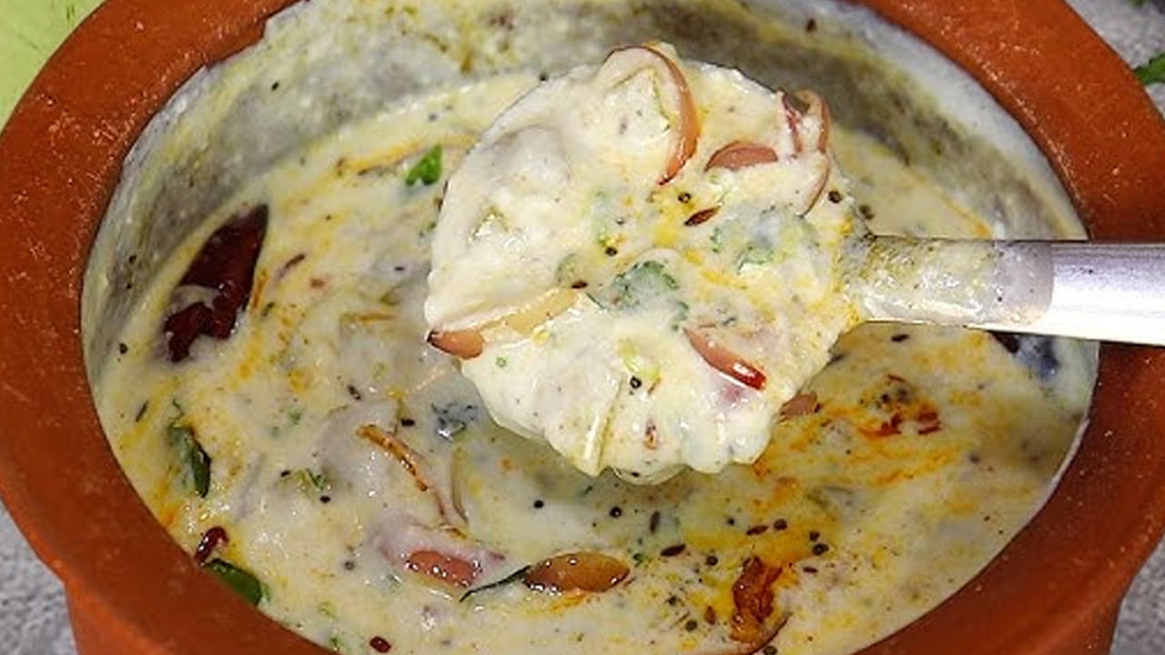 ముందుగా బీరకాయలను తీసుకుని బాగా కడిగి వాటిని చిన్న ముక్కలుగా కట్ చేసుకుని ఒక గిన్నెలోకి లోకి తీసుకోవాలి. ఆ తర్వాత వీటిని నీటిలో బాగా ఉడికించాలి. బాగా చల్లారిన తర్వాత వడకట్టి పక్కన పెట్టాలి. 