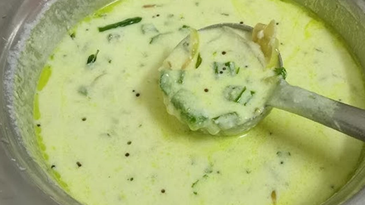 ఇక ఇప్పుడు మిక్సీ లో కానీ, రోటిలో కానీ పచ్చిమిర్చి, నాలుగు వెల్లుల్లి రెబ్బలు , ఉప్పును కూడా మెత్తగా అయ్యేవరకు పట్టుకోవాలి. 
ఇప్పుడు బీరకాయ ముక్కలు కూడా వాటిలో వేసి ఒక ముద్దలా చేసుకుని పక్కన పెట్టుకోవాలి.