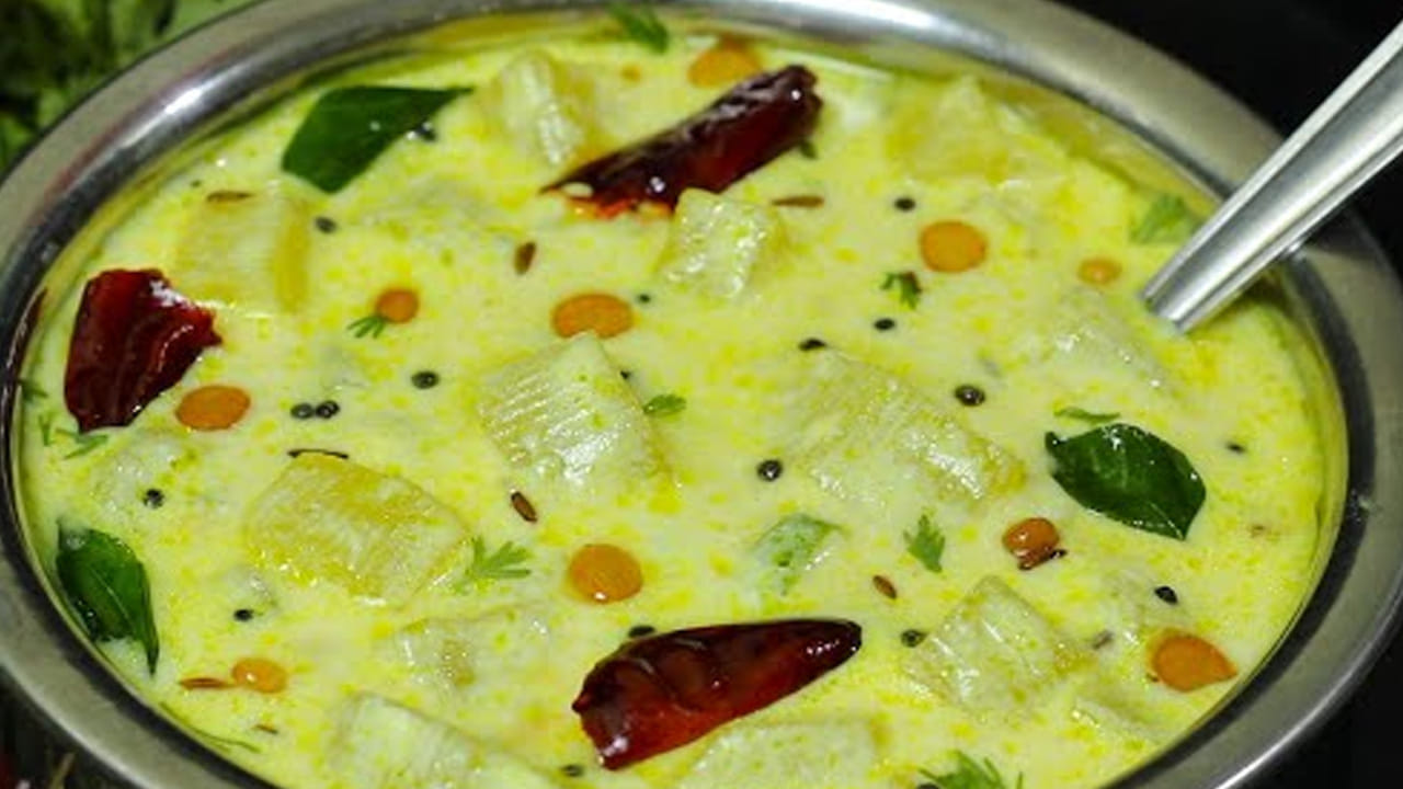 ఇక చివర్లో పెరుగును కూడా వేసి బాగా కలపాలి. పాన్‌లో ఆయిల్ వేసి అది వేడయ్యాక కొద్దిగా ఆవాలు, అర టీ స్పూన్ జీలకర్ర, ఒక కప్పు మినప్పప్పు  , కరివేపాకు ఆకులు కూడా వేసి వాటిని బాగా వేయించాలి.
