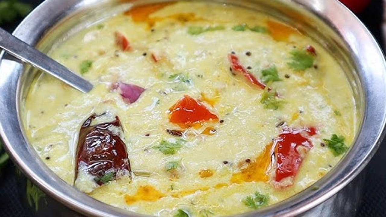 ఈ పోపును తీసుకుని పచ్చడి దానిలో వేసి మిక్స్ అయ్యేలా కలుపుకోవాలి. దీనిని వేడి వేడి అన్నంలో తింటే టేస్టీగా ఉంటుంది. 
ఇంకా ఈ పెరుగు పచ్చడిని పప్పుతో తింటే రుచిగా ఉంటుంది. 

