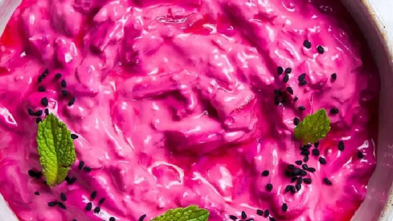 నేరుగా బీట్‌రూట్‌ తినాలని అనిపించకపోతే ఒక పెద్ద బీట్‌రూట్‌ తీసుకుని దానిని ముందుగా బాగా తురుము కోవాలి. తరువాత అందులో పెరుగు కలిపి, అందులో వంటగదిలో లభించే సుగంధ ద్రవ్యాలు కలుపుకోవాలి. అంతే బీటూరూట్‌ రైతా రెడీ. దీన్ని అల్పాహారంగా తినవచ్చు లేదంటే దీన్ని భోజనంలో కూడా చేర్చుకోవచ్చు.