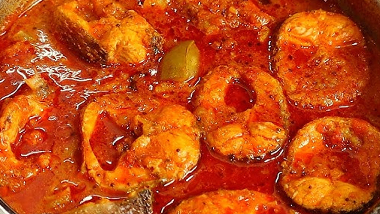 ముందుగా  పచ్చి చేపలను శుభ్రంగా కడిగి ఉప్పు  వేసి రెండు సార్లు మళ్ళీ కడగాలి. ఇంకో దానిలో బెండకాయలను  తీసుకుని నీళ్ళతో  కడిగి చిన్న చిన్న ముక్కలుగా చేసుకుని కట్ చేసుకోవాలి. 
