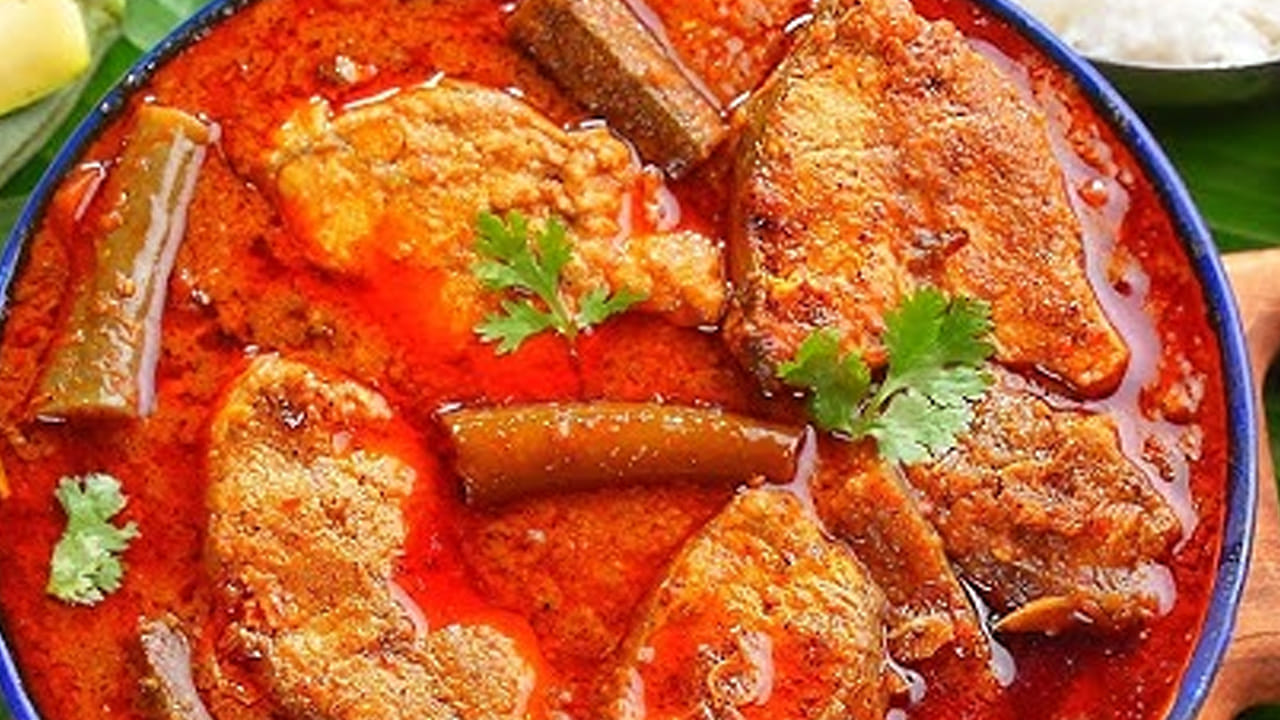 ఒక పాత్రలో ఆయిల్ వేసి అది వేడయ్యాక కరివేపాకు ఆకులు , పచ్చిమిర్చి ముక్కలు , కట్ చేసిన ఉల్లిపాయలు వేసి బాగా వేయించాలి. బంగారు కలర్ లోకి మారిన  తర్వాత ఒక టేబుల్ స్పూన్ అల్లం వెల్లుల్లి పేస్ట్ వేసి కలపాలి. 
