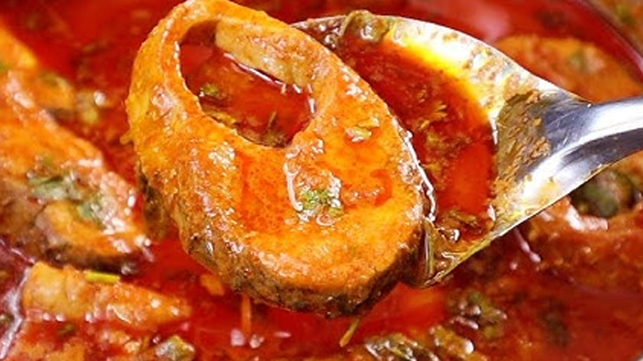 కొద్దీ సేపటి తర్వాత టమాటా ముక్కలు వేసి బాగా ఉడికించాలి. ఇప్పుడు అర టీ స్పూన్ పసుపు, అర టీ స్పూన్ కారం,  అర టీ స్పూన్ ధనియాల పొడి బాగా కలుపుకోవాలి.  బెండకాయ ముక్కలు వేసి 10 నిమిషాలు  బాగా వేయించాలి. ఆ తర్వాత ఒక కప్పు చింత పండును  వేసి  బాగా మరిగించాలి. 