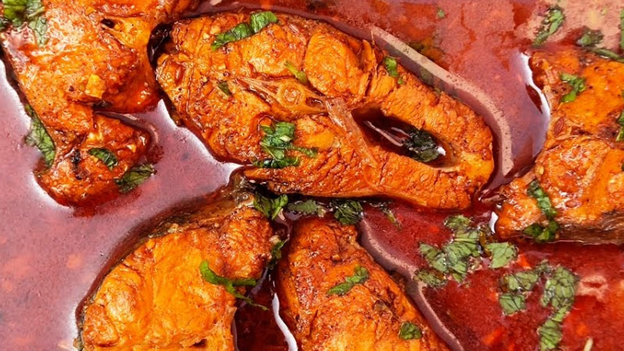 చివర్లో ముందుగా కడిగి పెట్టుకున్న చేప ముక్కలు వేసి  15 నిముషాల పాటు బాగా ఉడికించాలి.  చివర్లో కొత్తిమీరను వేసి  స్టవ్ ఆఫ్ చేయాలి. ఈ కూరను వేడి వేడి అన్నంలో తింటే రుచి అద్భుతంగా ఉంటుంది. 
