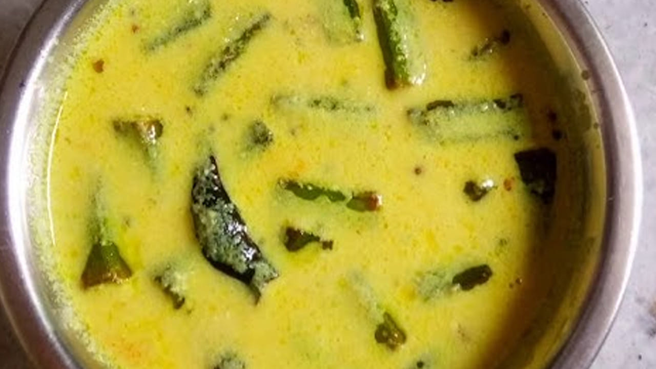 ఇక ఇప్పుడు మసాలాను రెడీ చేసుకోండి.  పచ్చి కొబ్బరి ముక్కలు , నానబెట్టిన బియ్యం, కట్ చేసిన పచ్చిమిర్చి, ఒక టీ స్పూన్ అల్లం పేస్ట్ , ఒక టీ స్పూన్ ధనియాలు కలిపి మెత్తగా అయ్యేలా రోటిలో కానీ మిక్సీలో కానీ పట్టుకోవాలి  రుబ్బుకోవాలి.
