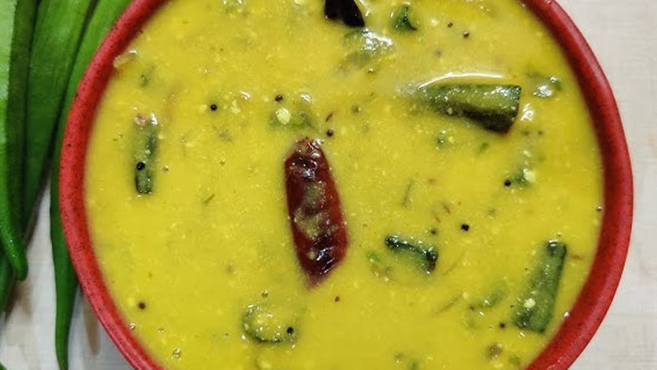 మూడు కప్పులు  పెరుగు తీసుకుని, దానిలో రెండు గ్లాస్ లు నీళ్ళు పోసి మజ్జిగ కవ్వంతో చిలికి, దానిలో రుబ్బిన మసాలా పేస్ట్, అర టీ స్పూన్ పసుపు, రుచికి సరిపడా ఉప్పు వేసి బాగా కలుపుకోవాలి.