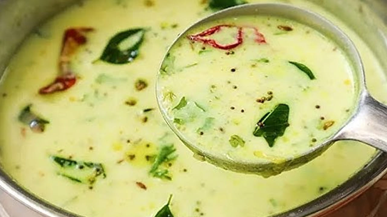 Bఈ మజ్జిగను తీసుకుని  బెండకాయ ముక్కలున్న పెనంలో పోసి మంట తక్కువగా పెట్టి 10 నిముషాలు పాటు బాగా ఉడికించాలి. ముక్కలకు మజ్జిగ రసం పట్టే వరకు స్టవ్ మీదే ఉంచండి. 
