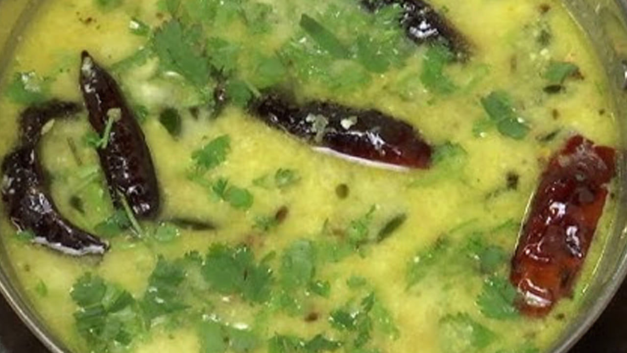 చివర్లో కొద్దిగా ఆవాలు, అర టీ స్పూన్ జీలకర్ర,  10 ఎండుమిర్చి ముక్కలు ,  కొంచం ఇంగువ, కరివేపాకు ఆకులు వేసి వాటిని బాగా వేయించి ఈ బెండకాయ మజ్జిగ పులుసులో వేసుకుంటే రుచి అదిరిపోతోంది. సమ్మర్లో అయితే ఇది బెస్ట్ రెసిపి.
