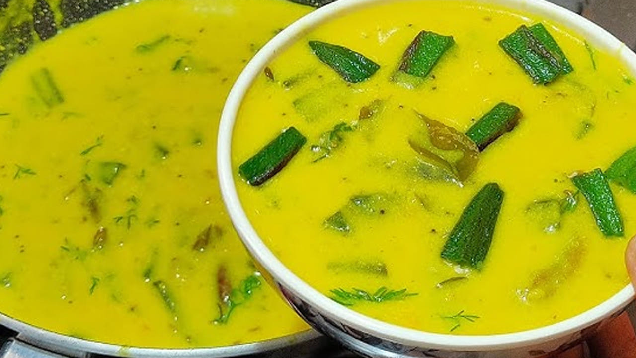 ముందుగా బెండకాయలను తీసుకుని కడిగి శుభ్రం చేసి ముక్కలుగా కట్ చేసుకుని ఒక ప్లేట్ లోకి తీసుకోవాలి. వీటిని ఎక్కువ సేపు ఆరబెడితే కూర రుచిగా ఉంటాయని మన పెద్ద వాళ్ళు కూడా చెబుతారు. జిగురు పోయే వరకు ఈ ముక్కలను నూనెలో బాగా వేయించుకోవాలి.
