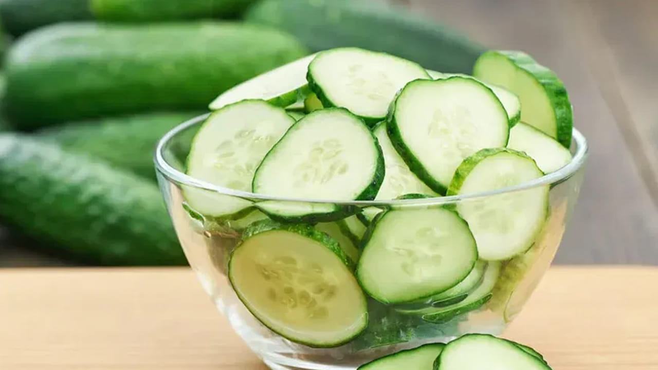 కీర దోసకాయను సాధారణంగా సలాడ్‌లలో ఉపయోగిస్తారు.. కానీ ఇది కేవలం సలాడ్ పదార్థం కంటే ఎన్నో రెట్లు ఎక్కువ ఆరోగ్య ప్రయోజనాలను కలిగి ఉంది. వేసవికాలంలో దీని ప్రాముఖ్యత మరింత పెరుగుతుందని.. పేర్కొంటున్నారు ఆరోగ్య నిపుణులు.. కీర దోసకాయలను రెగ్యులర్ గా తినడం వల్ల ఎన్నో ప్రయోజనాలు పొందవచ్చు..  