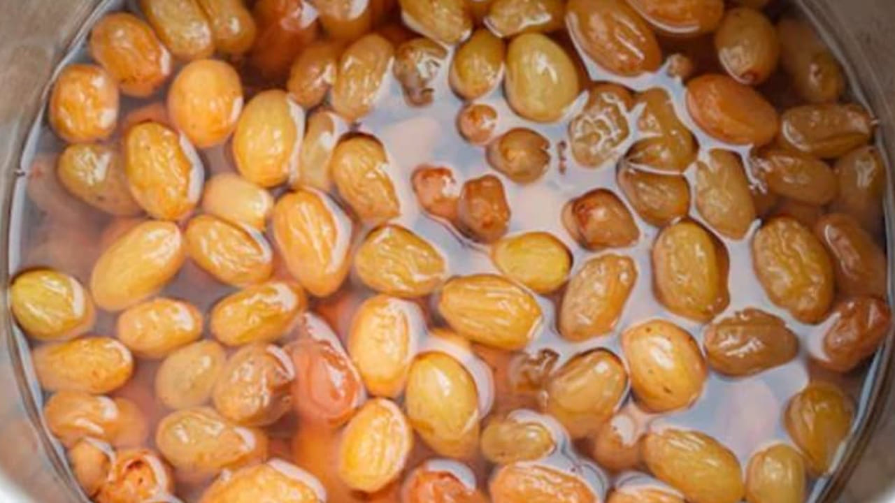 Benefits of Raisins Water: ఎండుద్రాక్ష (కిస్మిస్) లో శరీరానికి మేలు చేసే ఎన్నో పోషకాలు దాగున్నాయి. రుచికరంగా ఉండే కిస్మిస్ను తీపి పదార్థాలలో ఎక్కువగా ఉపయోగిస్తారు. ఎండు ద్రాక్షలో ప్రొటీన్లు, ఐరన్, విటమిన్లు, ఫైబర్, ఇతర పోషకాలు పుష్కలంగా ఉన్నాయి. అయితే.. రాత్రంతా నీళ్లలో నానబెట్టిన ఎండు ద్రాక్ష నీరు పరగడుపున తాగడం వల్ల ఎన్నో సమస్యలు దూరం అవుతాయని.. లైంగిక ఆరోగ్యం మెరుగుపడుతుందని ఆయుర్వేద నిపుణులు చెబుతున్నారు. కిస్ మిస్ నీటితో జీర్ణక్రియ మెరుగుపడటంతోపాటు మలబద్ధకం తగ్గుతుంది. ఇది కాలేయాన్ని శుభ్రపరిచి, రక్తాన్ని పెంచి, రోగనిరోధక శక్తిని పెంచుతుంది. యాంటీఆక్సిడెంట్లతో కూడిన ఈ నీరు చర్మ ఆరోగ్యానికి, బరువు తగ్గడానికి సహాయపడుతుంది.