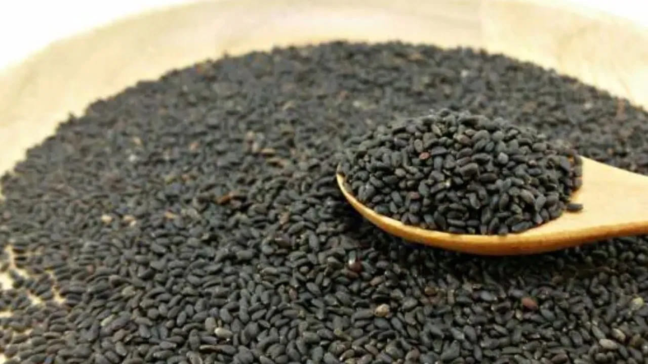 
జీర్ణక్రియ మెరుగు: వీటిలో ఉండే ఫైబర్ కంటెంట్ వల్ల మలబద్ధకం తగ్గుతుంది. కడుపులో మంట, ఎసిడిటీ వంటి సమస్యల నుంచి ఉపశమనం లభిస్తుంది. సబ్జాలో ఉండే యాంటీఆక్సిడెంట్లు, ఐరన్ శరీర రోగనిరోధక శక్తిని పెంచి, వేసవిలో వచ్చే సీజనల్ వ్యాధుల నుంచి రక్షణ కల్పిస్తాయి.
