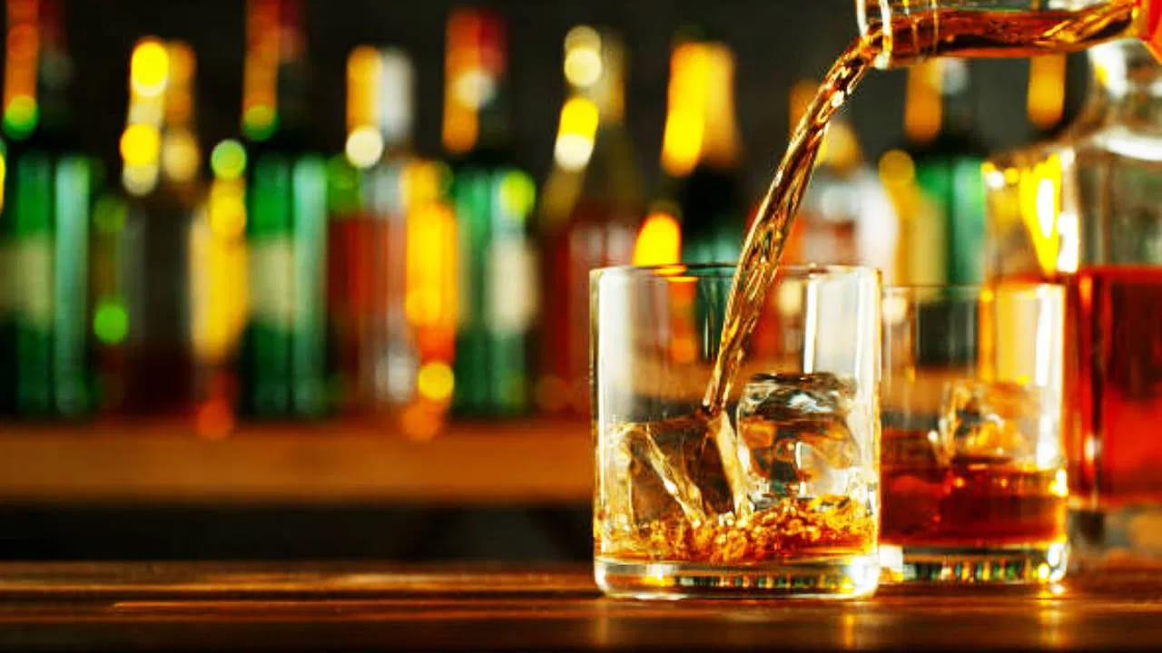 చాలా కాలంగా మద్యానికి బానిసైన వారు లేదా అధికంగా తాగే వారు అకస్మాత్తుగా మద్యం మానేయడం ప్రమాదకరం కావచ్చు. వణుకు, ఆందోళన, గుండె వేగంగా కొట్టుకోవడం వంటి విత్‌డ్రాయల్ లక్షణాలు కనిపించే అవకాశం ఉంది. అటువంటి వారు ఖచ్చితంగా వైద్యుల పర్యవేక్షణలోనే ఈ నిర్ణయం తీసుకోవాలని నిపుణులు సూచిస్తున్నారు.

