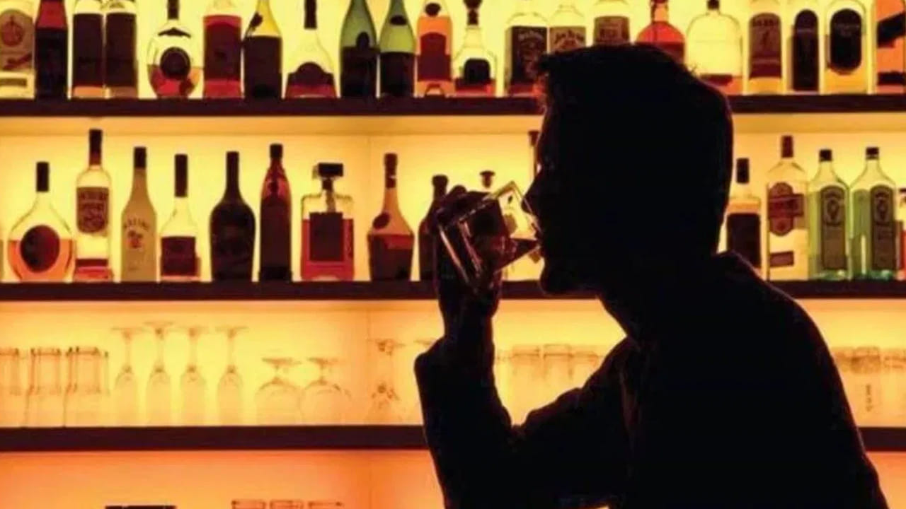 కాలేయం కేవలం రక్తాన్ని శుద్ధి చేయడమే కాకుండా శరీరంలోని చక్కెర మరియు కొవ్వు స్థాయిలను కూడా నియంత్రిస్తుంది. మద్యం మానేయడం వల్ల ఇన్సులిన్ సున్నితత్వం పెరుగుతుందని, తద్వారా రక్తంలో చక్కెర స్థాయిలు, ట్రైగ్లిజరైడ్స్ తగ్గుతాయని BMJ ఓపెన్ జర్నల్ అధ్యయనాలు స్పష్టం చేస్తున్నాయి.
