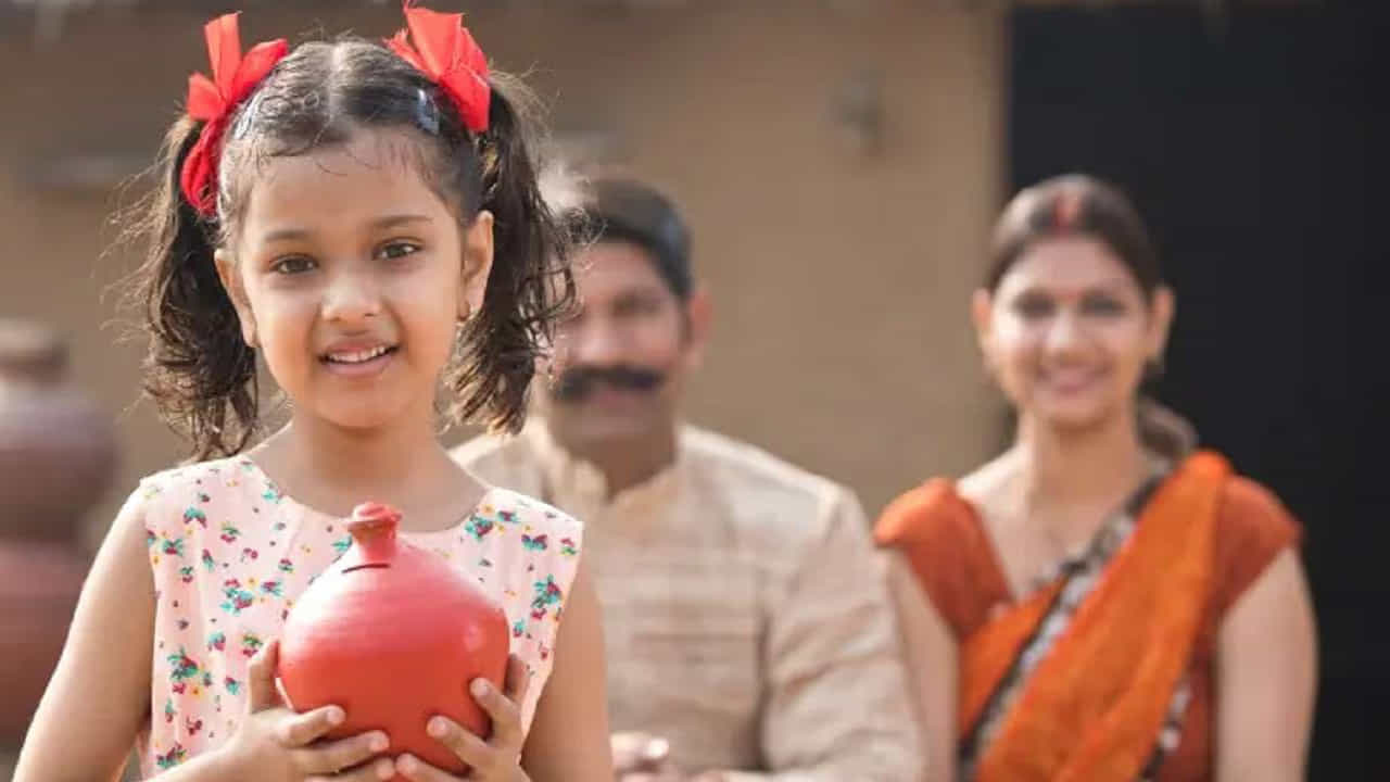 ఏడాదికి రూ.1.5 లక్షలు జమ చేస్తే..: ఈ పథకంలో ఒక కుటుంబం ప్రతి సంవత్సరం రూ.1.5 లక్షలు జమ చేస్తుందని అనుకుందాం.. వడ్డీ రేటు దాదాపు 8.2%. 15 సంవత్సరాలలో మీరు పెట్టిన పెట్టుబడి మొత్తం రూ.22.5 లక్షలు అవుతుంది. ఇక మొత్తం వడ్డీ, అసలు కలుపుకొని మీకు వచ్చేది రూ.45 లక్షల కంటే ఎక్కువ. పెట్టుబడి 15 సంవత్సరాలు మాత్రమే. కానీ ఆ తరువాత కూడా 6 సంవత్సరాల పాటు జోడించిన వడ్డీ కారణంగా మీ ఫండ్ మొత్తం చాలా ఎక్కువగా ఉంటుంది.