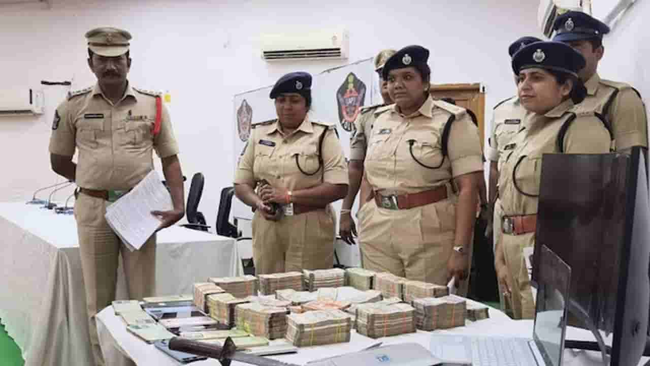 సరదా విదేశాలకు వెళ్లి వస్తుంటే.. ఏంటో అనుకున్నారు.. అనుమానంతో ఆరా తీస్తే మైండ్ బ్లాక్..!