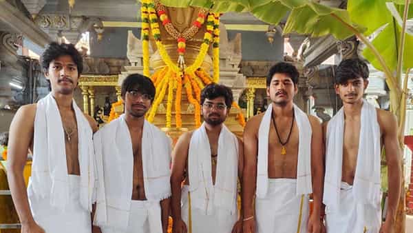 విహారయాత్రలో తీవ్ర విషాదం.. గోదావరిలో మునిగి ఐదుగురు బీటెక్ విద్యార్థుల గల్లంతు..!