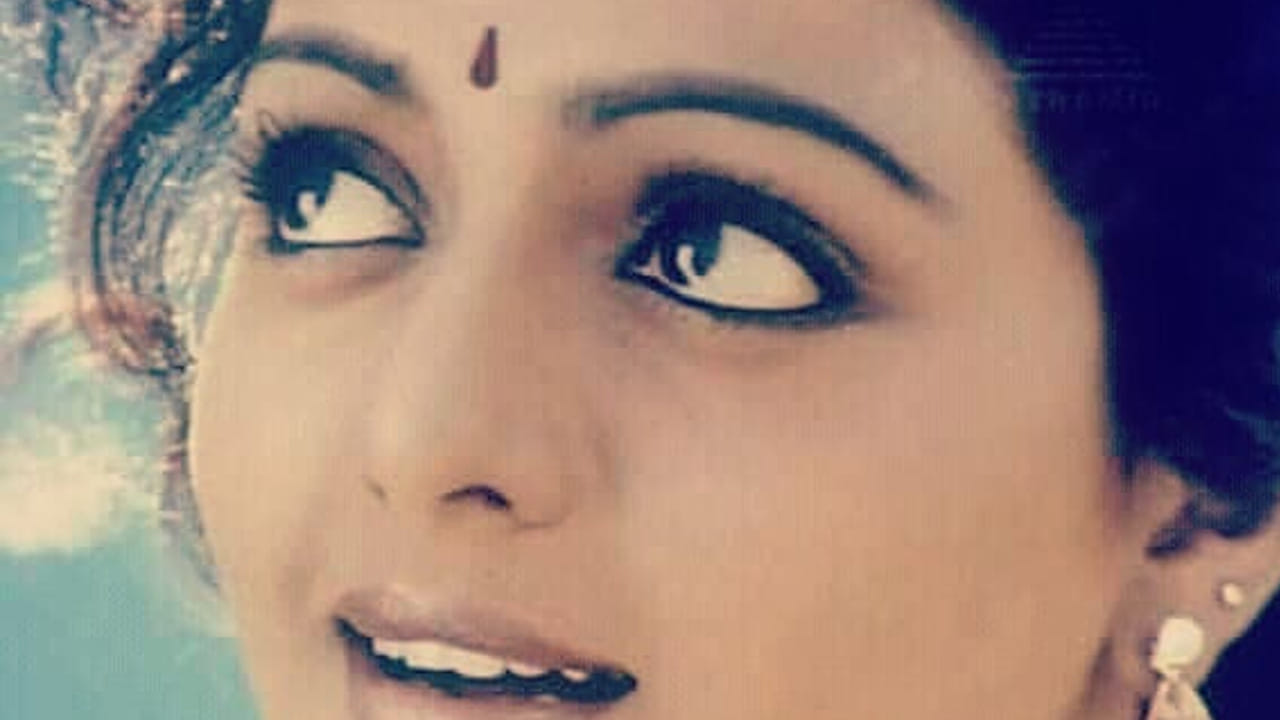 తన సినిమాల్లో స్త్రీ పాత్రలను ఎంతో గౌరవంగా, పద్ధతిగా చూపిస్తానని వంశీ గారు తెలిపారు. దీనికి ప్రధాన స్ఫూర్తి చలం గారి సాహిత్యమని ఆయన పేర్కొన్నారు. చలం, బుచ్చిబాబు, లత వంటి రచయితల రచనలు తనపై ఎంతో ప్రభావం చూపాయని, అందుకే తన సినిమాల్లో ఎక్కడా అశ్లీలతకు తావు లేకుండా స్త్రీ సౌందర్యాన్ని అద్భుతంగా ఆవిష్కరిస్తానని చెప్పారు.