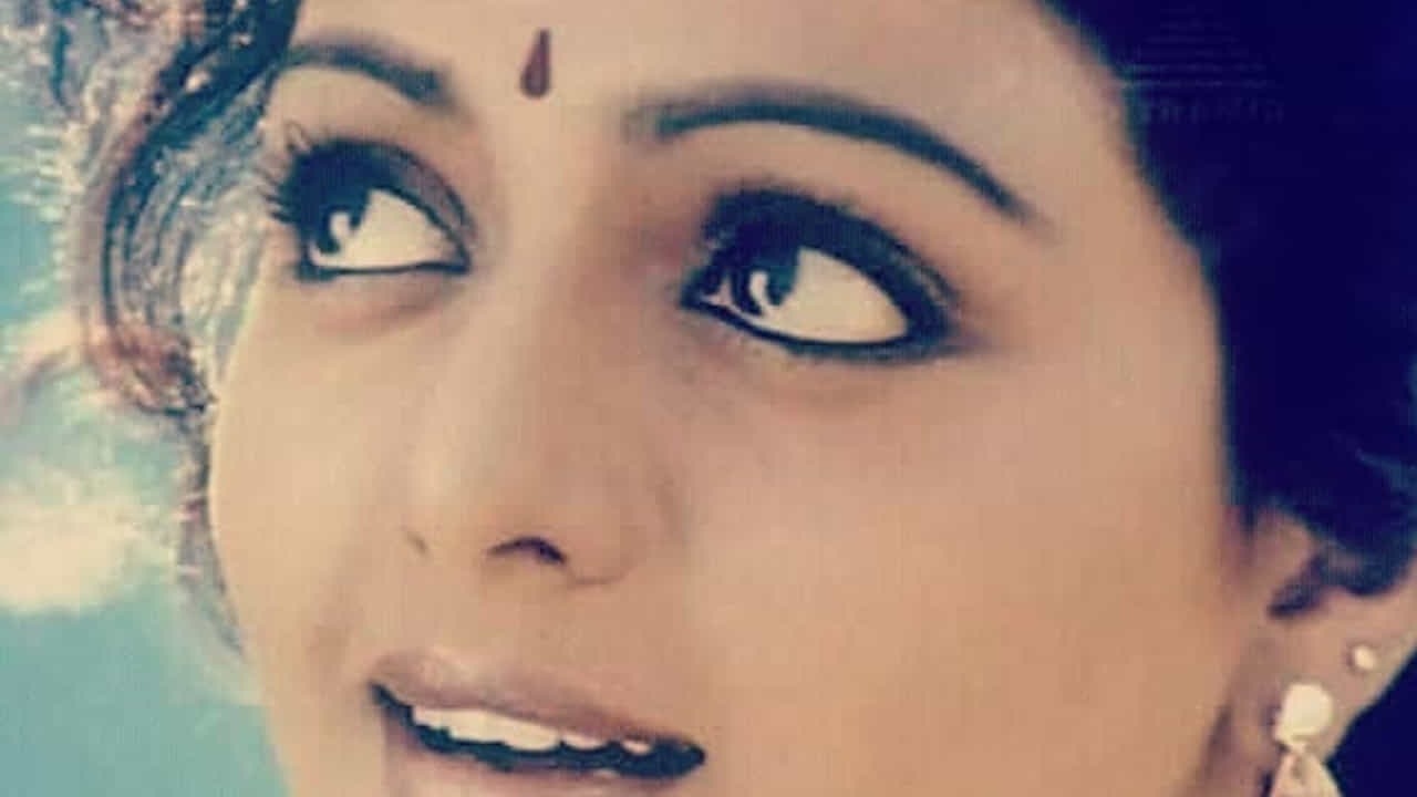 తన సినిమాల్లో స్త్రీ పాత్రలను ఎంతో గౌరవంగా, పద్ధతిగా చూపిస్తానని వంశీ గారు తెలిపారు. దీనికి ప్రధాన స్ఫూర్తి చలం గారి సాహిత్యమని ఆయన పేర్కొన్నారు. చలం, బుచ్చిబాబు, లత వంటి రచయితల రచనలు తనపై ఎంతో ప్రభావం చూపాయని, అందుకే తన సినిమాల్లో ఎక్కడా అశ్లీలతకు తావు లేకుండా స్త్రీ సౌందర్యాన్ని అద్భుతంగా ఆవిష్కరిస్తానని చెప్పారు.