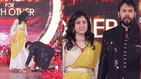 భార్య కాళ్లు పట్టుకొని క్షమాపణలు చెప్పిన మాస్క్ మ్యాన్.. వీడియో