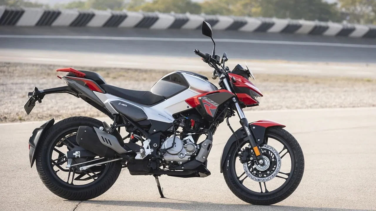 టైర్ ప్రెజర్: చాలామంది టైర్లలో గాలిని పట్టించుకోరు. టైర్లలో గాలి తక్కువగా ఉంటే రోడ్డుపై ఘర్షణ పెరుగుతుంది. దీనివల్ల ఇంజిన్ ఎక్కువ శక్తిని వెచ్చించాల్సి వస్తుంది. వారానికి ఒకసారి టైర్ ప్రెజర్ చెక్ చేయించుకోవడం వల్ల మైలేజ్ 5 -10 శాతం వరకు పెరిగే అవకాశం ఉంది.
