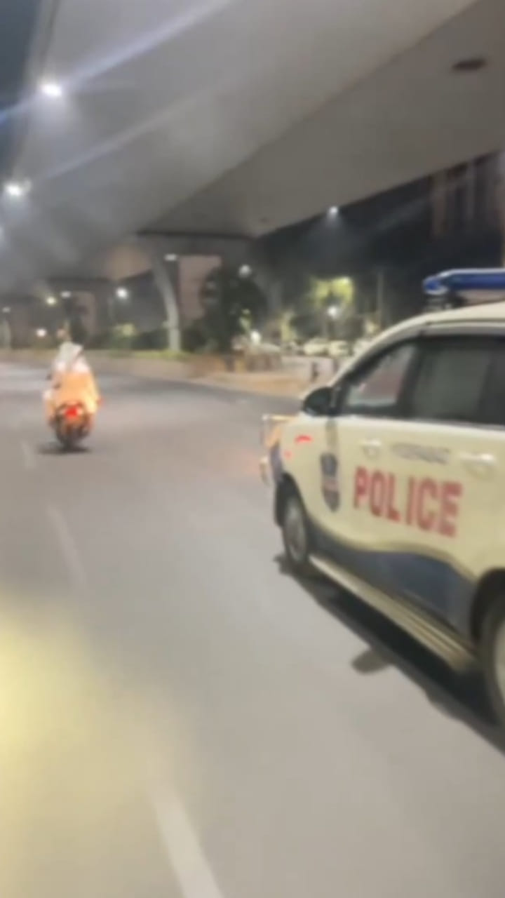 Hyderabad: పోలీసుల ముందే యువకుల బైక్ స్టంట్స్.. ఇదిగో వీడియో