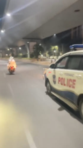 Hyderabad: పోలీసుల ముందే యువకుల బైక్ స్టంట్స్.. ఇదిగో వీడియో