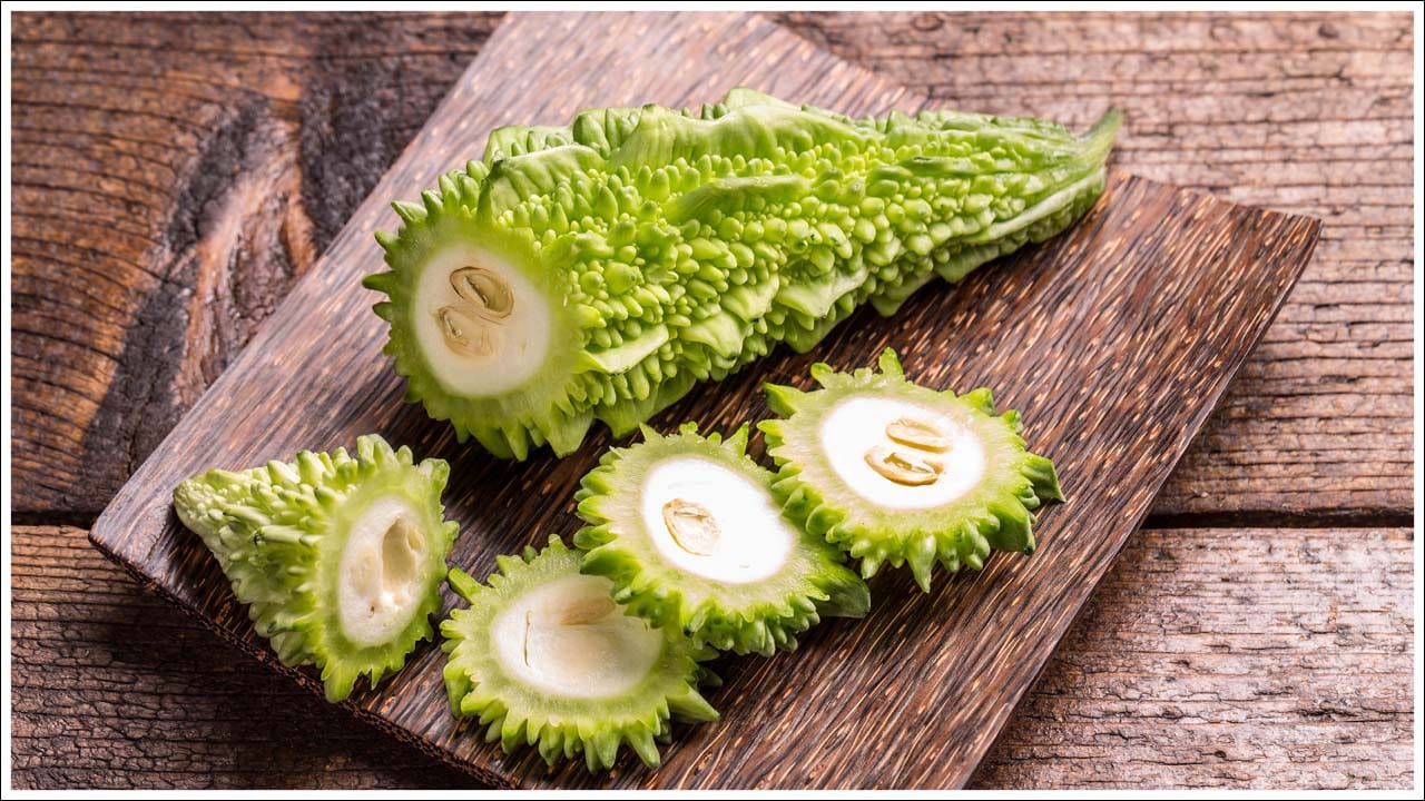  ఇలా చేదును తగ్గించండి: కాకరకాయను కట్ చేసిన తర్వాత ఉప్పు రాసి కొంతసేపు పక్కన ఉంచాలి. చిన్న చిన్న ముక్కులుగా కోసి వాటికి ఉప్పు బాగా రాయాలి. తర్వాత వాటిని సుమారు 20 నుంచి 30 నిమిషాలు అలాగే ఉంచాలి. కొద్దిసేపటికి కాకరకాయ నుంచి నీరు బయటకు వస్తుంది. ఆ నీటిని చేతితో పిండేస్తే చేదు దాదాపుగా తగ్గిపోతుంది.ఇలా చేసిన తర్వాత కాకరకాయతో చేసే వేపుడు, కూర లేదా పచ్చడి మరింత రుచిగా తయారవుతుంది.