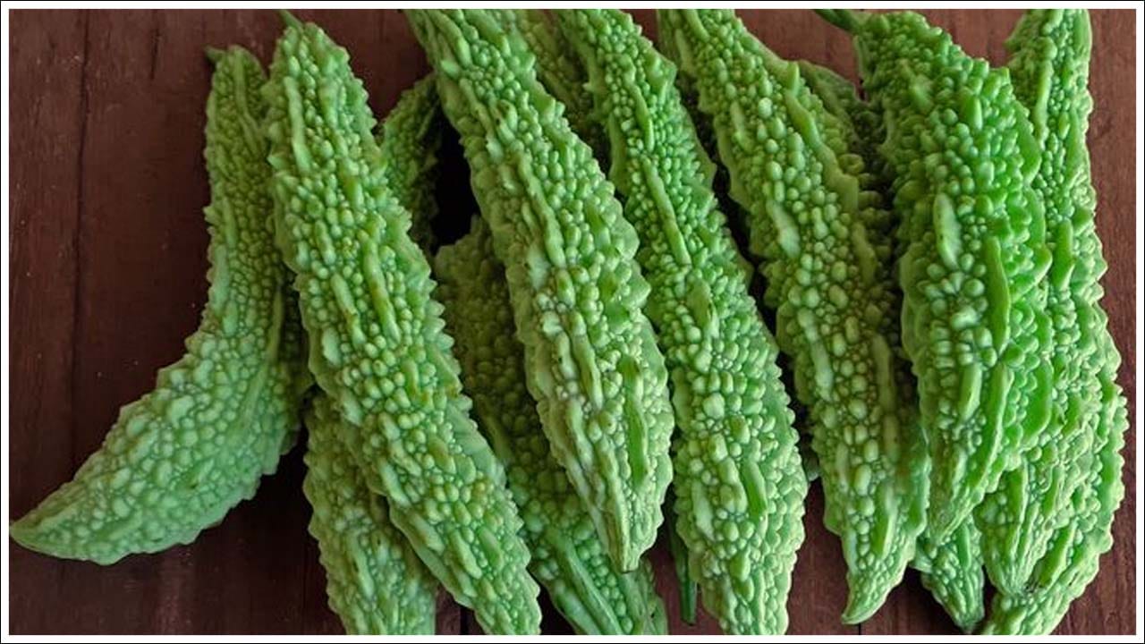  గింజలు తీసేయడం వల్ల చేదు తగ్గుతుంది: ఇక మరో చిట్కా ఏంటంటే కాకరకాయలో గింజలను తీసివేయడం వల్ల కూడా చేదు తగ్గుతుందట. సాధారణంగా కాకరకాయ లోపల ఉండే గింజలు, తెల్లని పొర ఎక్కువగా చేదుగా ఉంటుంది. అందుకే వంట చేయడానికి ముందు కాకరకాయను మధ్యలో కోసి గింజలు తీసేయడం మంచిది. అలాగే పై తొక్కను కూడా కొంచెం తురిమేస్తే చేదు తగ్గుతుంది.