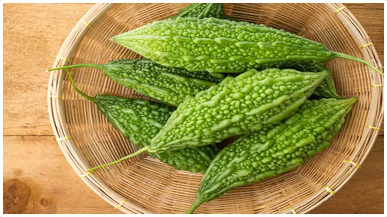  ఇలా కూడా చేయండి: అలాగే కాకరకాయ కూర వండేటప్పుడు ఉల్లిపాయలు, టమాటాలు ఎక్కువగా వేస్తే కూడా రుచి మారుతుంది. కొంతమంది చింతపండు రసం లేదా కొద్దిగా బెల్లం వేసి కాకరకాయ కూర చేస్తారు. ఇలా చేస్తే చేదు రుచి తగ్గి కూర తీపి,పులుపు కలిసిన రుచిగా ఉంటుంది. ఇలాంటి చిన్నపాటి చిట్కాలు పాటించడవ వల్ల కాకరకాయలో చేదును తగ్గించుకోవచ్చు.