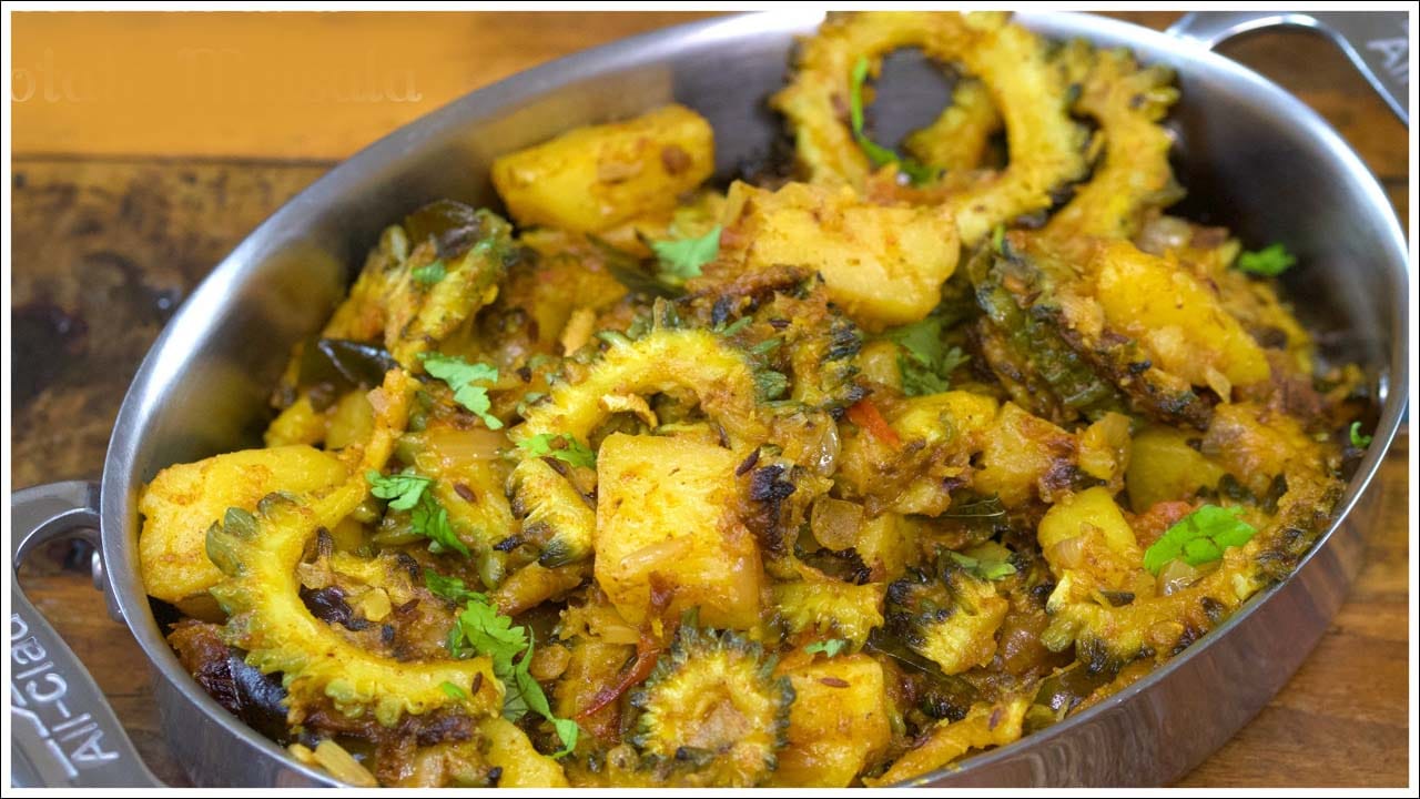  ఉప్పు కలిపిన నీటిలో ఉంచడం: ఇక కాకరకాయను ఉప్పు కలిపిన వేడి నీటిలో కొద్దిసేపు మరిగించడం వల్ల కూడా చేదు తగ్గుతుంది. ముక్కలుగా కట్ చేసిన కాకరకాయను వేడి నీటిలో 3 నుంచి 5 నిమిషాలు ఉంచి తీసేయాలి. తర్వాత వాటిని నీటితో కడిగి కూరగా వండితే చేదు తక్కువగా ఉంటుంది. 