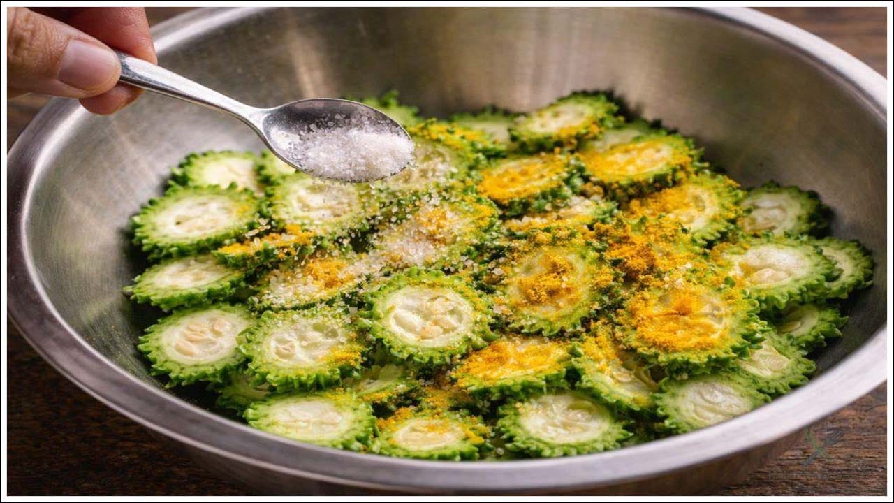  Bitter Gourd: కాకరకాయ ఆరోగ్యానికి ఎంతో మంచిదని నిపుణులు పదేపదే చెబుతుంటారు. కానీ కాకరకాయను తినేందుకు చాలా మంది ఇష్టపడరు. కారణం చేదుగా ఉండడమే. కానీ ఇందులో ఉండే పోషకాలు అంతా ఇంతా కావు. దీనిలో విటమిన్లు, ఖనిజాలు, ఫైబర్ పుష్కలంగా ఉంటాయని చెబుతున్నారు నిపుణులు. ముఖ్యంగా డయాబెటిస్‌ ఉన్న వారికి ఔషంగా పని చేస్తుంది. రక్తంలో చక్కెర స్థాయిని నియంత్రించడంలో కాకరకాయ కీలక పాత్ర పోషిస్తుంది. అందుకే చాలా మంది వైద్యులు కూడా వారానికి ఒకసారి అయినా కాకరకాయ తినాలని సిఫార్స్‌ చేస్తుంటారు. అయితే ఈ కూరలో చేదు వల్ల ఎవరూ దీన్ని తినేందుకు ఇష్టపడరు. కానీ కొన్ని టిప్స్‌తో కాకరకాయలో ఉండే  చేదును కూడా పోగొట్టవచ్చు. పిల్లలు సైతం తినేందుకు ఇష్టపడుతుంటారు. మరి ట్రిక్స్‌ ఏంటో తెలుసుకుందాం..