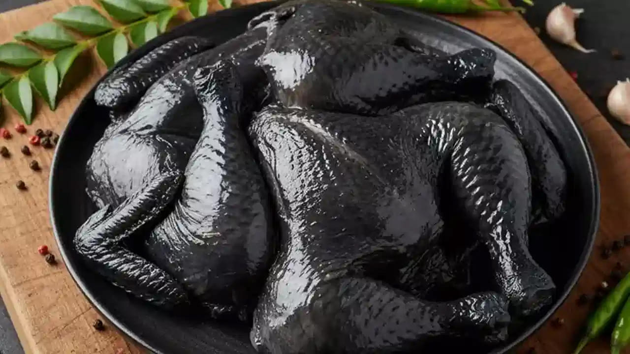  నల్లకోడిలో మన శరీరానికి కావాల్సిన పోషక విలువలు ఎక్కువగా ఉన్నాయి. ఇంకా దీనిలో యాంటీఆక్సిడెంట్లు అధికంగా ఉన్నాయి. 
ఇవి శరీరంలో వచ్చే కొన్ని రకాల సమస్యలు ఇట్టే తగ్గిస్తాయి. అలాగే, ఇమ్యూనిటీ పవర్ ను కూడా పెంచుతాయి. 